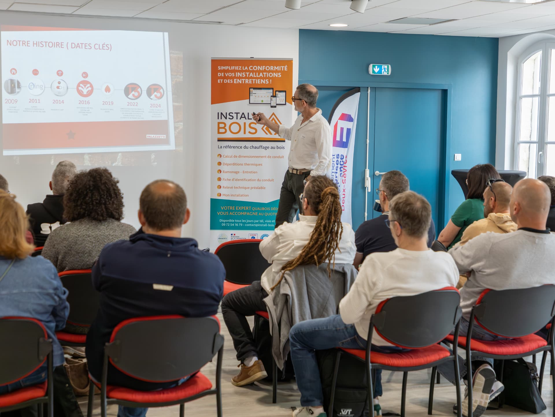 Présentation technique devant les participants d'une étape Pro Fire Tour